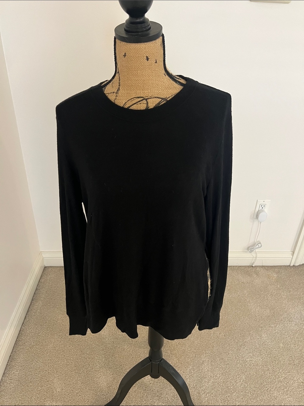 Women's Black Long-Sleeve Knit Lightweight sweater